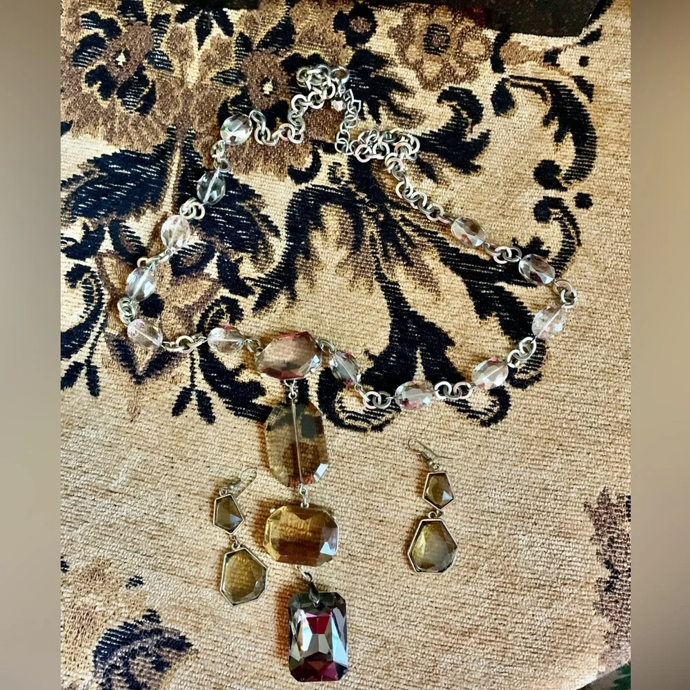 BEAUTIFUL SHADES OF TOPAZ NECKLACE & EARRINGS. MEASURES APPROX 20” L. STUNNING❤️